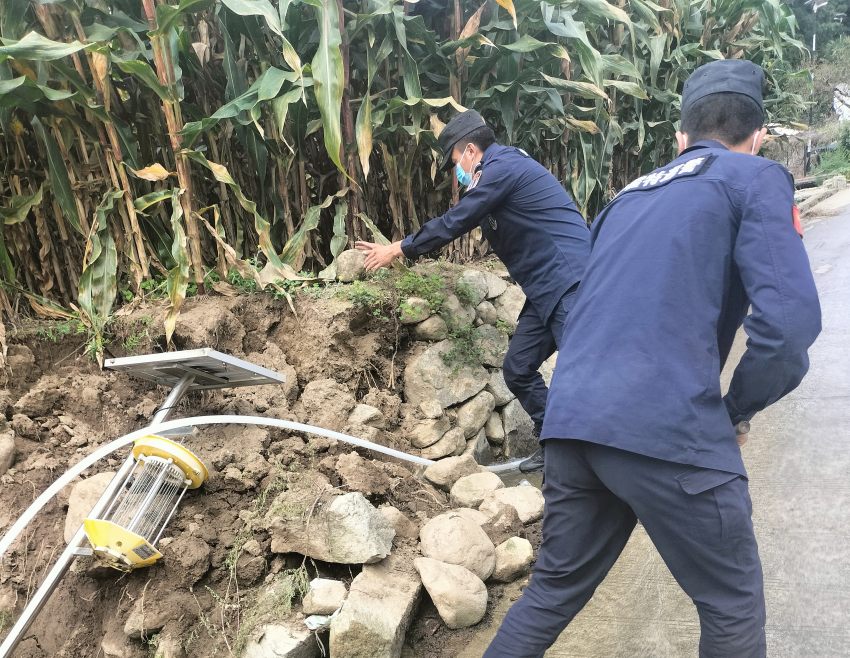 “懸崖”上的帳篷警務室守護群眾平安。甘孜公安供圖