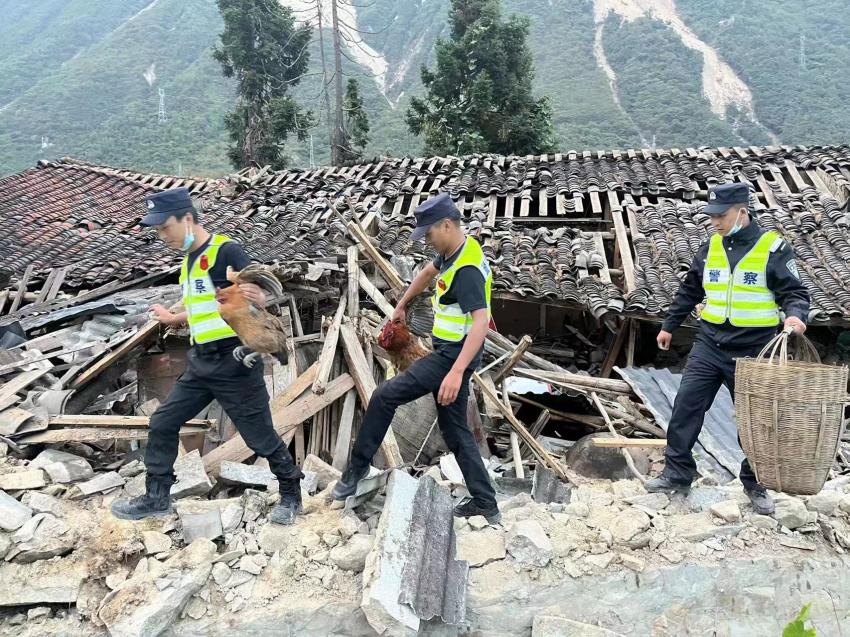 “懸崖”上的帳篷警務室守護群眾平安。甘孜公安供圖