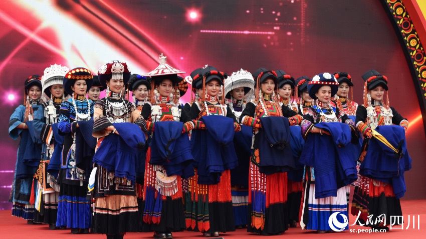 美姑縣彝族風情濃厚，圖為美姑縣羊毛節上的選美比賽現場。吉木木且攝