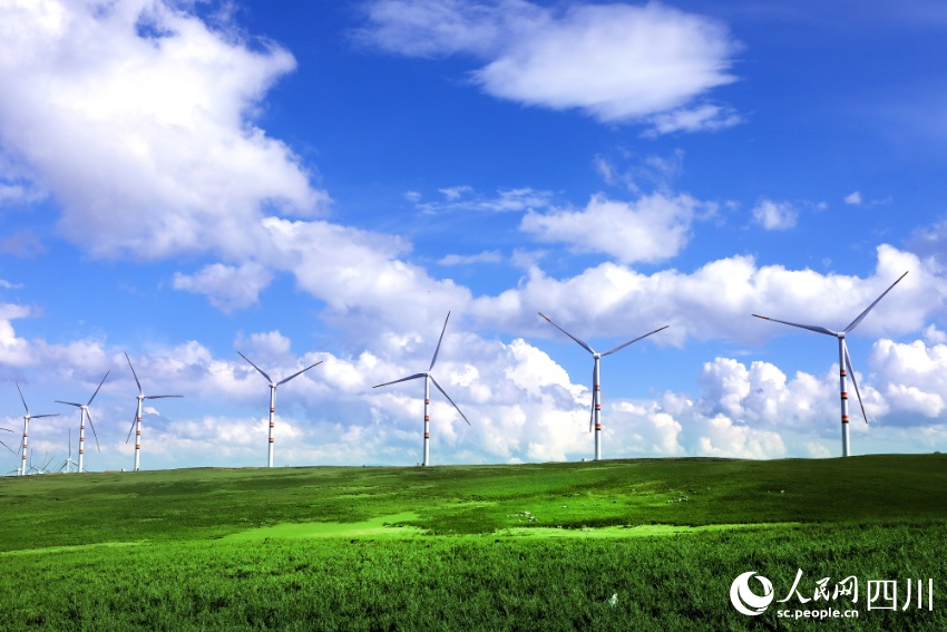 美姑資源富集，風能容量45萬千瓦，圖為美姑黃茅埂風電場。阿牛史日攝