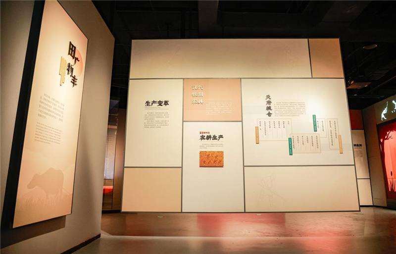 天府農耕文明主題展上對兩漢時期農耕文化發展的介紹。