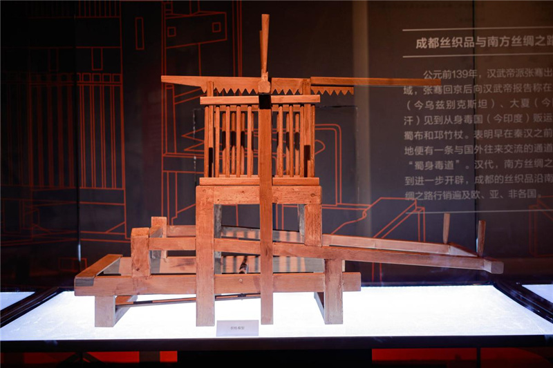 天府農耕文明主題展上展示的漢代織機模型。