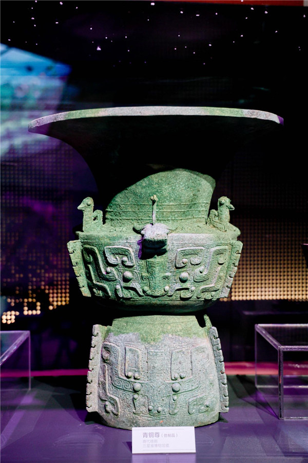 天府農耕文明主題展上展示的商代晚期青銅尊（仿制品）。