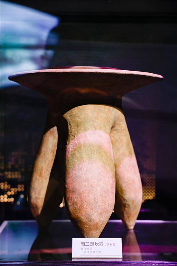 天府農耕文明主題展上展示的商代晚期陶三足炊具（仿制品）。