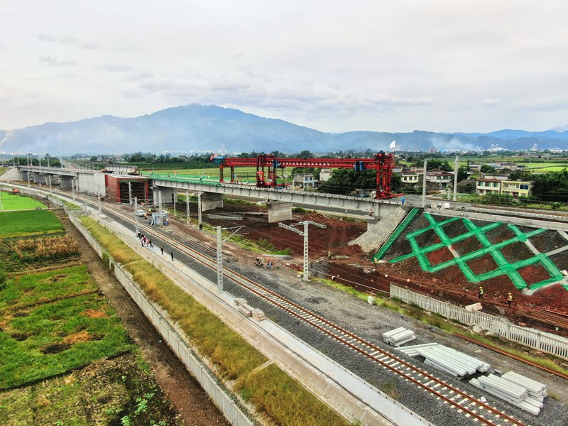 成昆鐵路復線架梁現場。成昆公司供圖