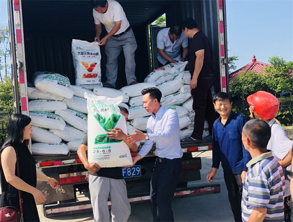 董漢清（圖中）為村民送化肥。受訪者供圖