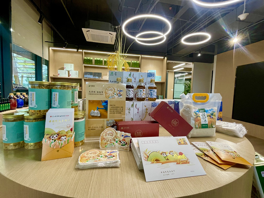 四川郵政在豐收節展出的展品。中國郵政四川省分公司供圖