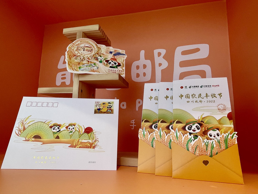 展出的信封和明信片。中國郵政四川省分公司供圖