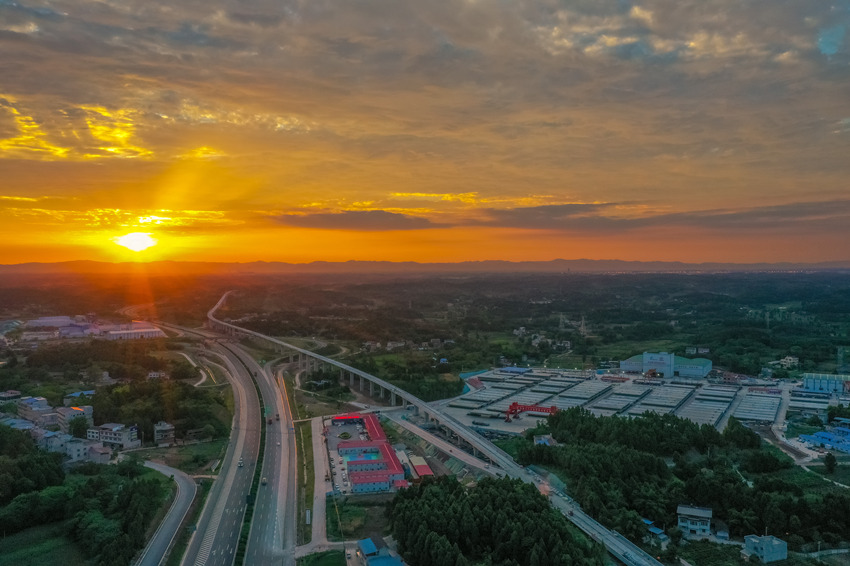 軌道交通資陽線高架段猶如一條巨龍盤旋。彭思成攝