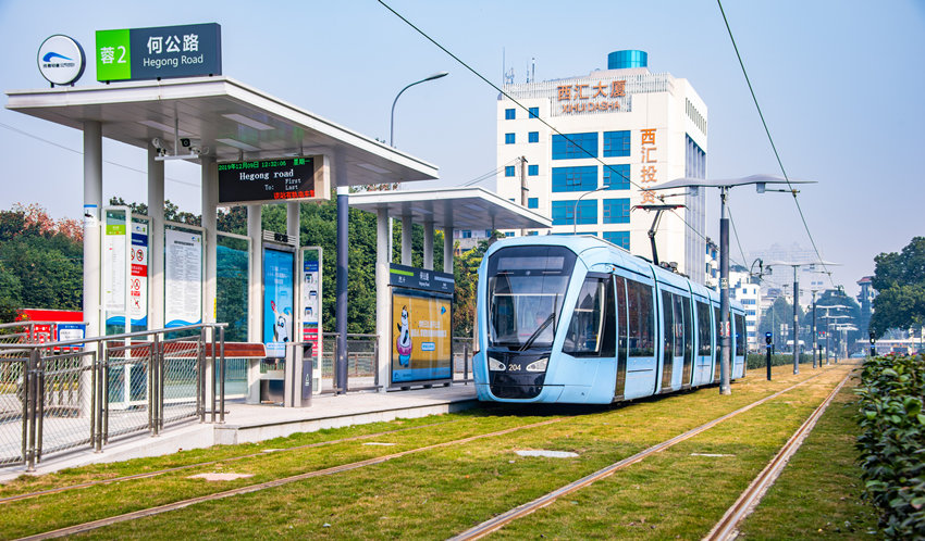 2019年12月9日，有軌電車蓉2號線從何家路站駛過。彭思成攝