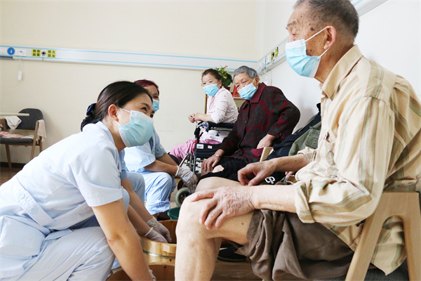 天彭街道安康護理院護士正在為老年人護理。天彭街道安康護理院供圖