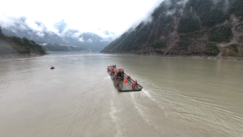 動力舟船運送大型機械前往登陸點。蜀道集團供圖