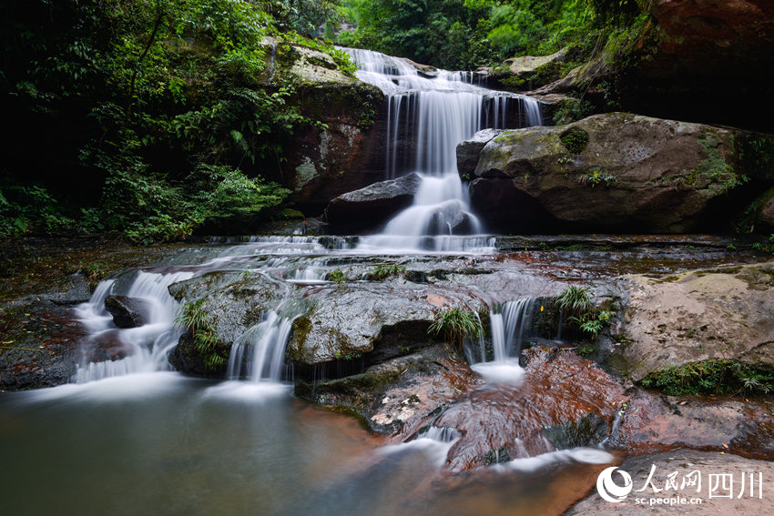 溪流潺潺。魏廷華攝