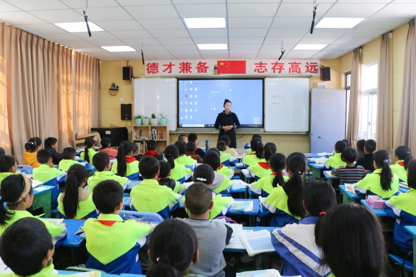 越西義務教育和基本醫療全面保障，圖為越西縣北城小學的課堂。越西縣委宣傳部供圖