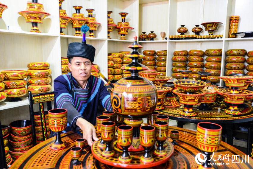 越西民族文化底蘊濃厚，圖為當地非物質文化遺產彝族漆器。孫建生攝