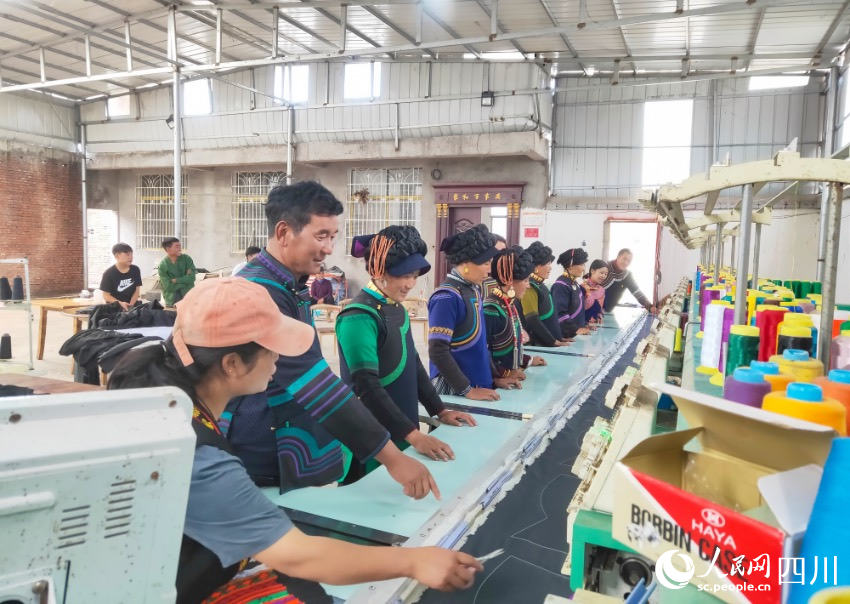 彝繡生產車間。甘瓦沙攝