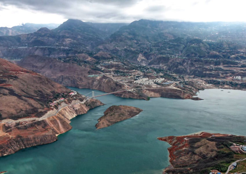 橫跨金沙江，連接川滇兩省的白鶴灘金沙江大橋。宋明攝