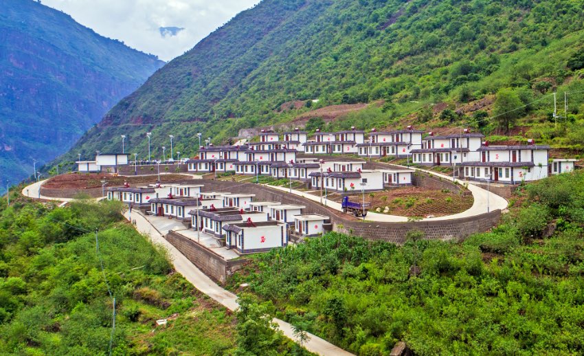 寧南縣跑馬鎮壩頭村易地扶貧移民安置點。楊育林攝