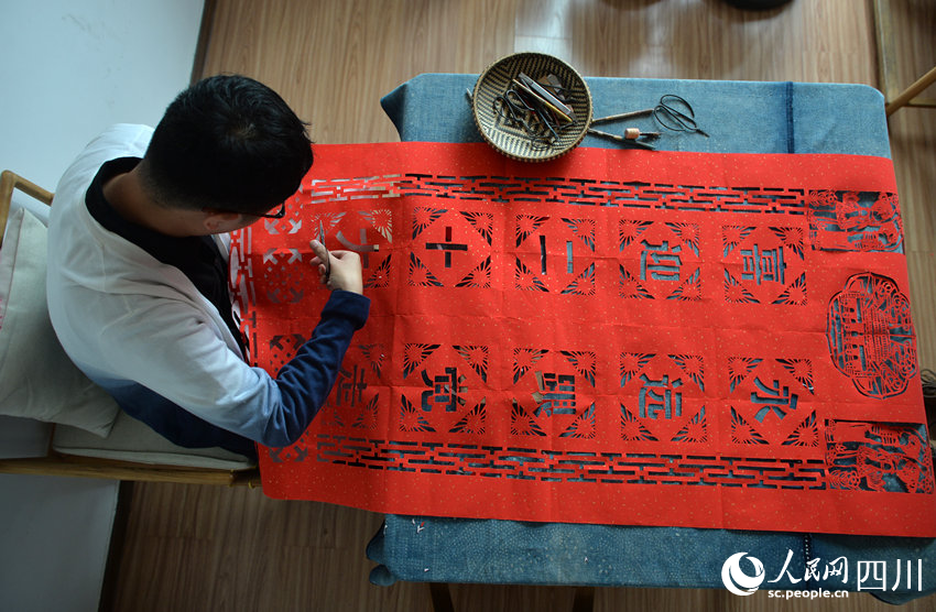 李有生在創作剪紙。王斌攝