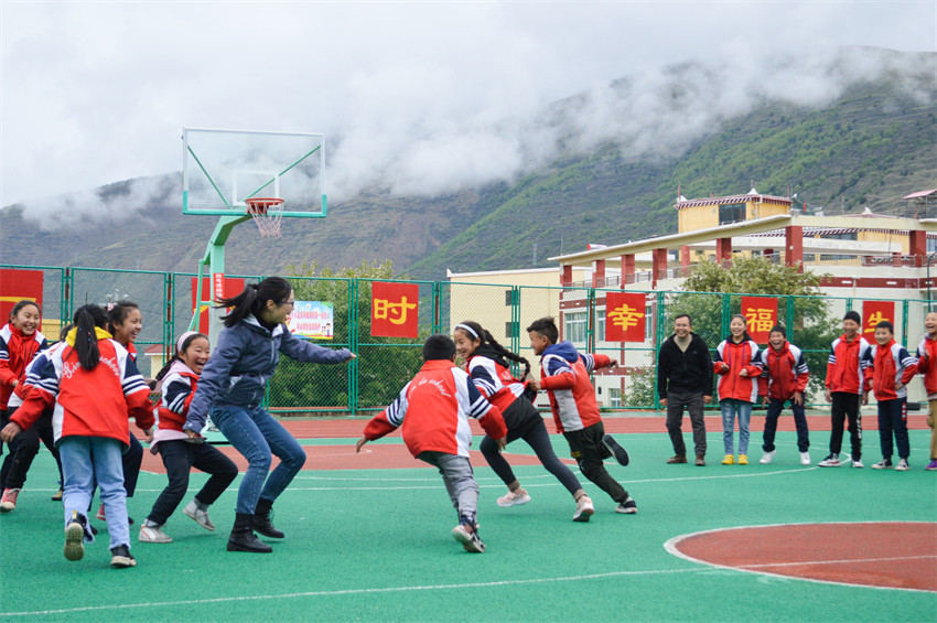 錦江區持續開展“名師送教”活動，來自錦江區的對口支援教師溫寧寧正在課間與孩子們一起玩游戲。成都市民宗局供圖