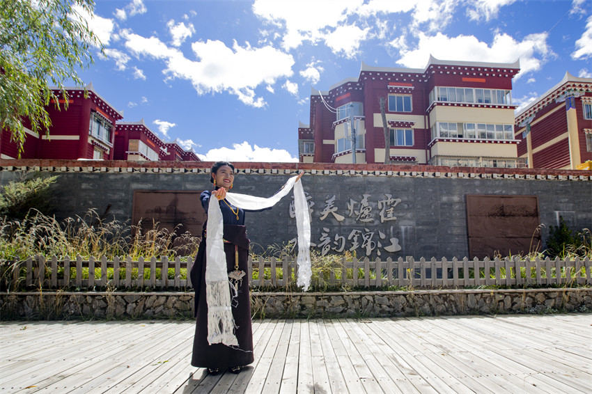 錦江援建的錦江路已成為爐霍縣地標場景，其商業街被譽為“崩科第一街”。成都市民宗局供圖