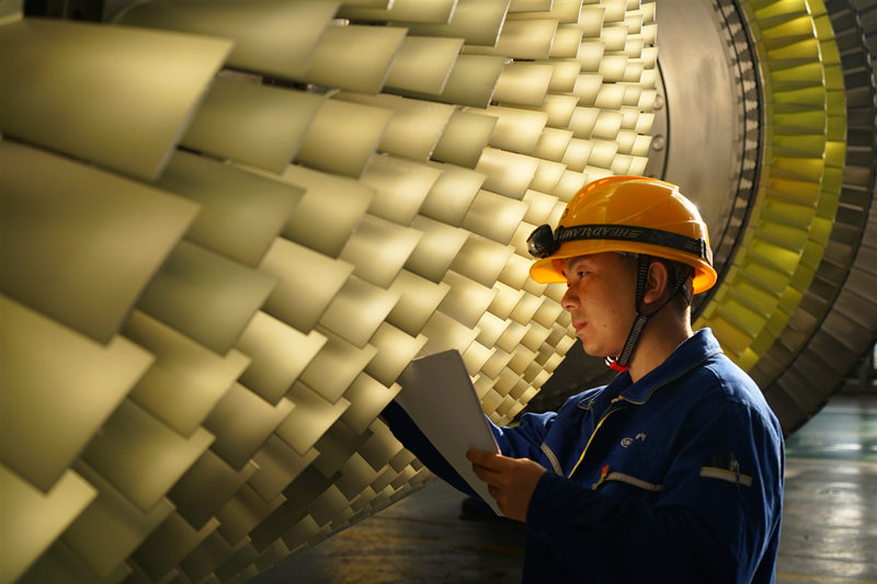 清潔高效能源裝備——重型燃氣輪機轉子裝配。東方汽輪機供圖