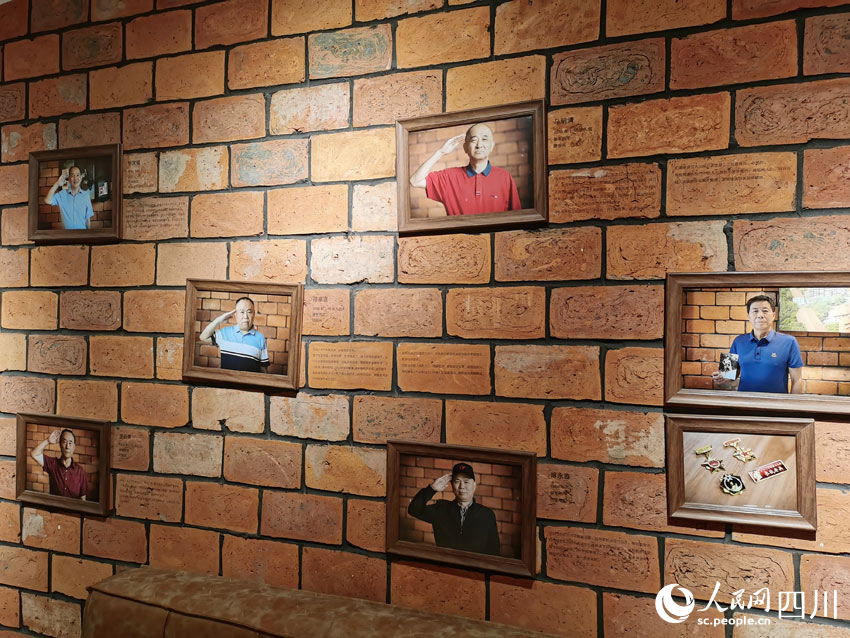 獨具特色的人物背景墻。人民網 劉海天攝