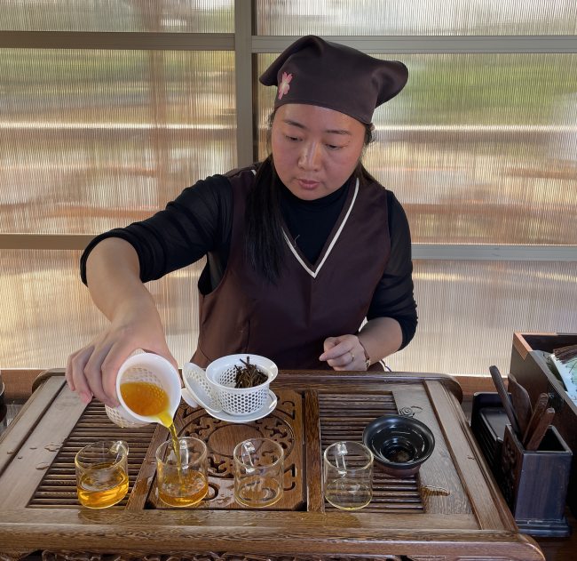 沖泡柚香茶。瀘縣融媒體中心供圖