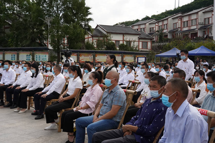 在陽光問廉下鄉進村現場村民正在提問。達州日報社供圖