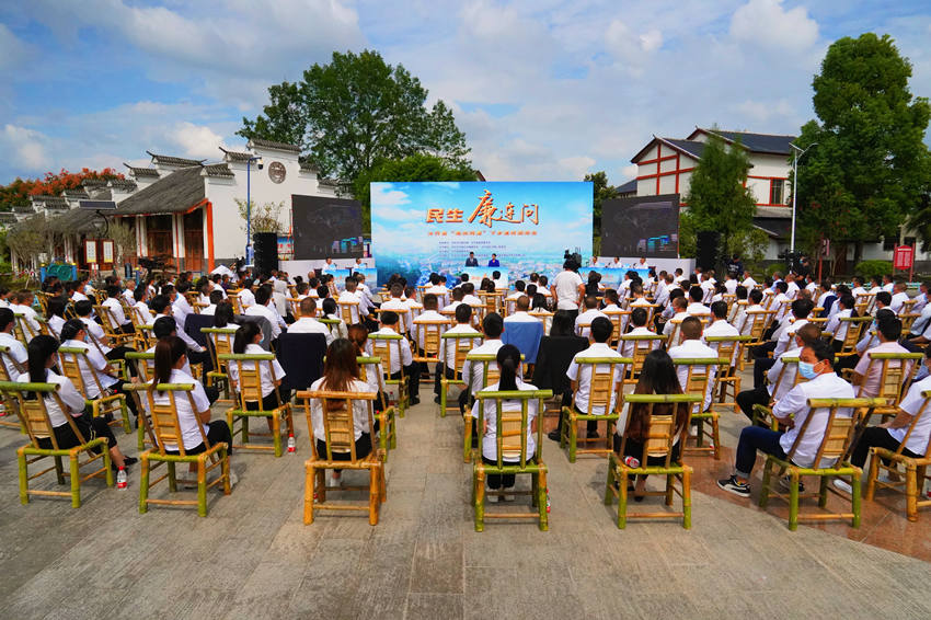 達州市開展陽光問廉下鄉進村現場。達州日報社供圖