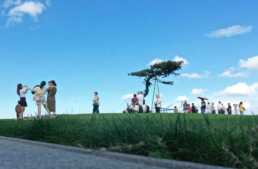 游人如織。代建供圖