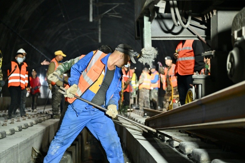 鋪軌現場。成貴公司供圖