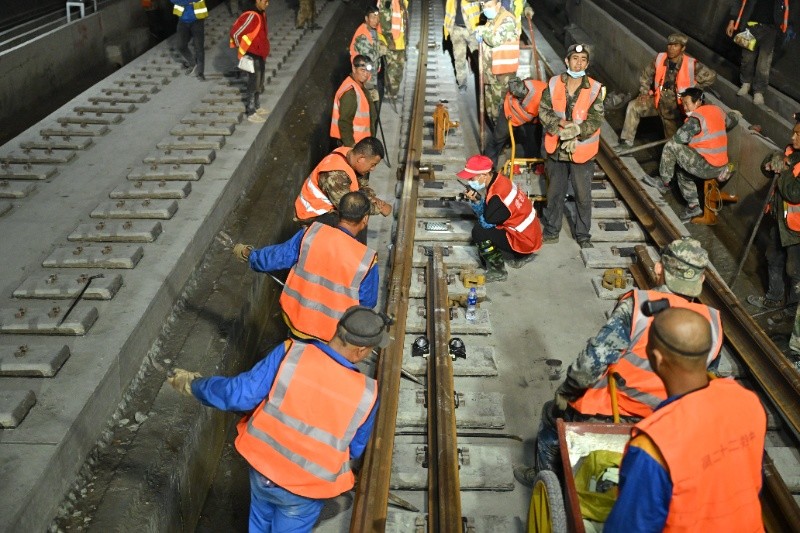工人們加油鼓勁，確保鐵軌穩固。成貴公司供圖