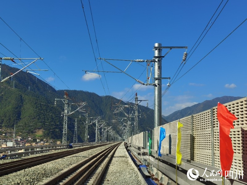 鐵軌向前，拉進大涼山和成都平原距離。人民網 郭瑩攝
