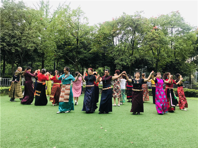 歡聚廣場跳鍋莊。成都市民宗局供圖