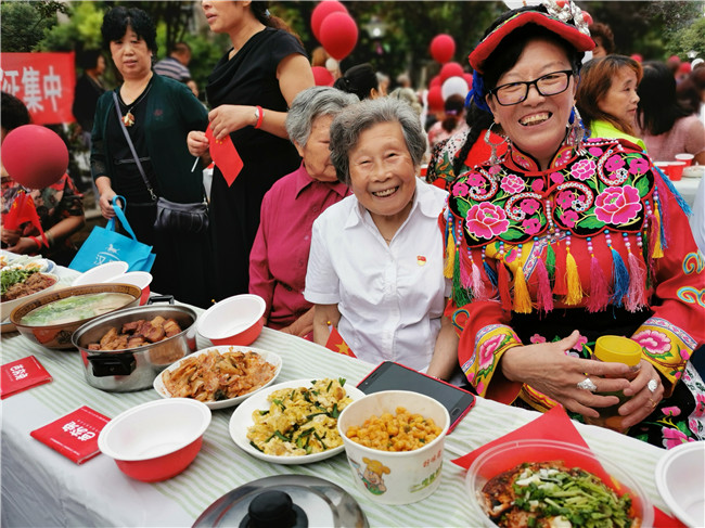 朝陽群眾感黨恩 民族齊歡暢 慶祝黨的生日文藝匯演活動。成都市民宗局供圖