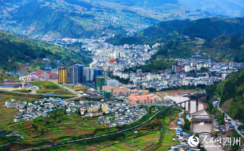 甘洛縣城全景。阿西立古攝