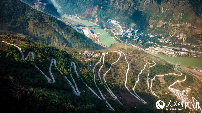 甘洛縣烏史大橋鄉木色爾庫村通村公路一角。施建華攝