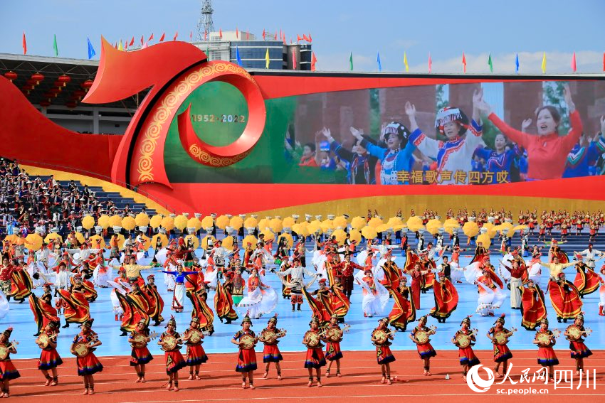 慶祝涼山彝族自治州成立70周年文藝演出現場。人民網 朱虹攝