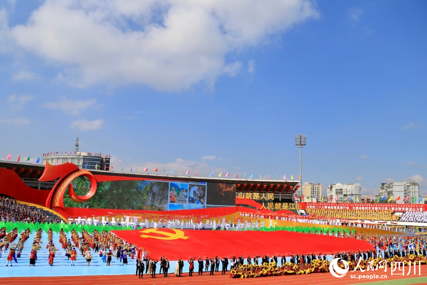 慶祝涼山彝族自治州成立70周年文藝演出現場。人民網 朱虹攝