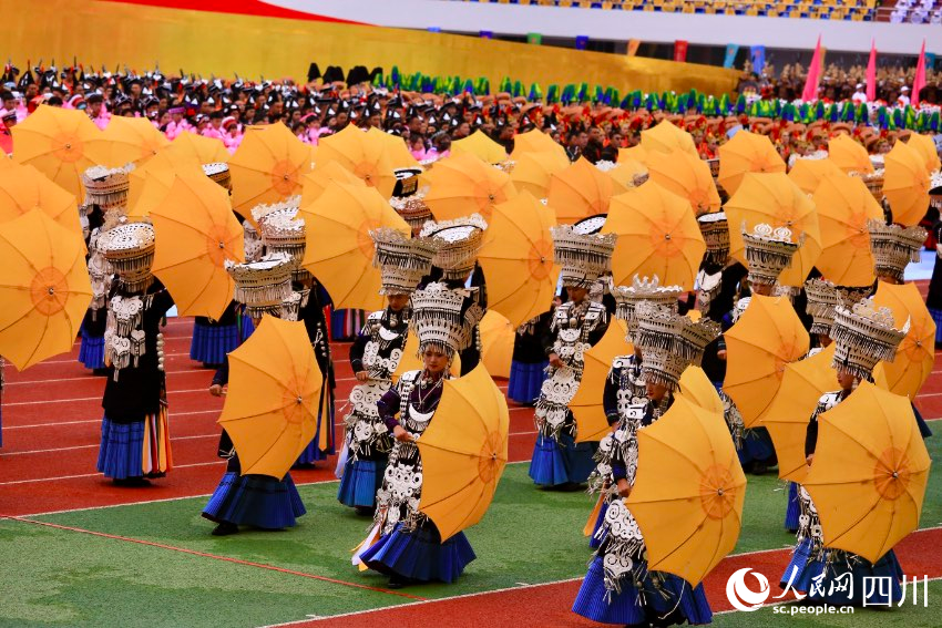 慶祝涼山彝族自治州成立70周年文藝演出現場。人民網 朱虹攝