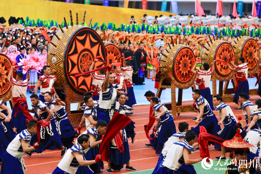 慶祝涼山彝族自治州成立70周年文藝演出現場。人民網 朱虹攝