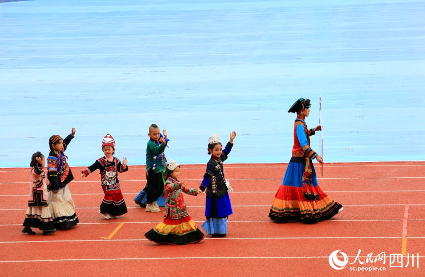 慶祝涼山彝族自治州成立70周年文藝演出現場。人民網 朱虹攝