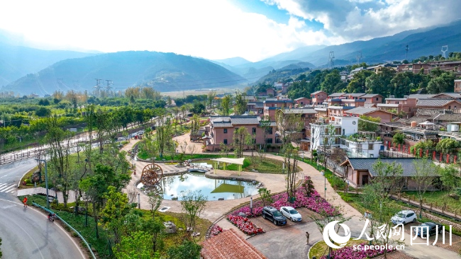 美麗的大石板村。江志華攝