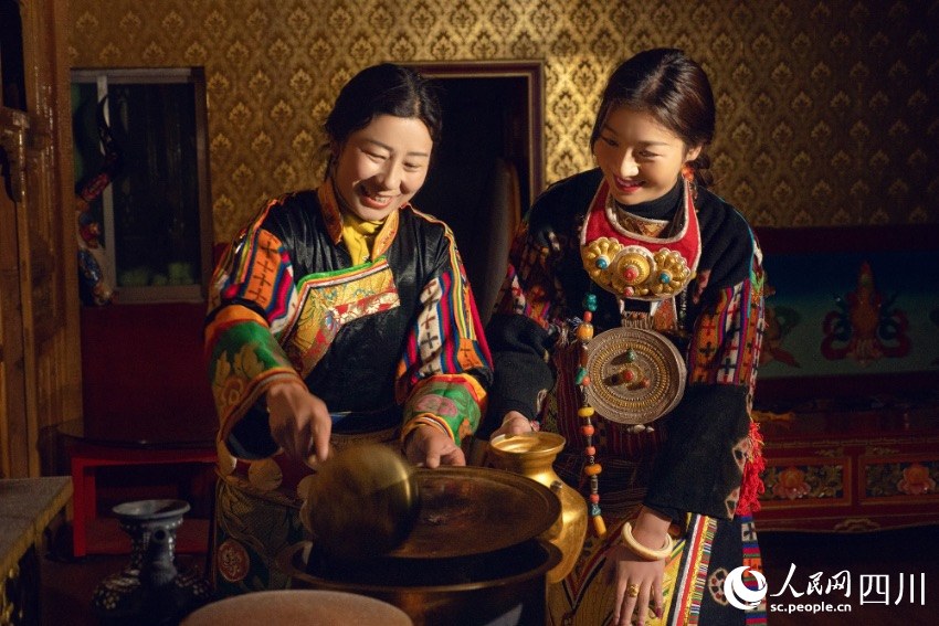 木里藏族服飾豐富多彩、美觀大方、極具特色。張梁攝