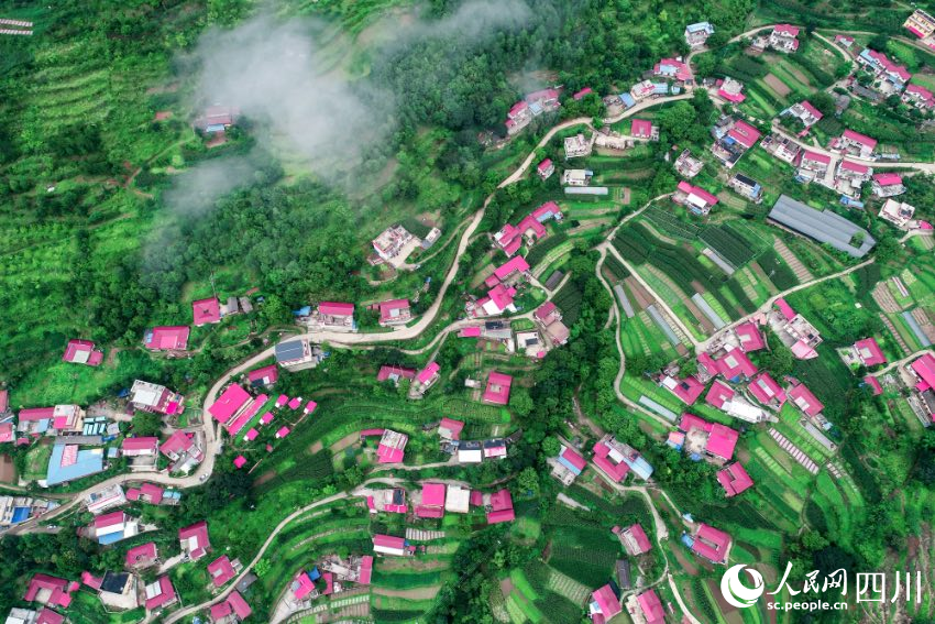 木里縣喬瓦鎮上核桃灣村的村民新居。李小平攝