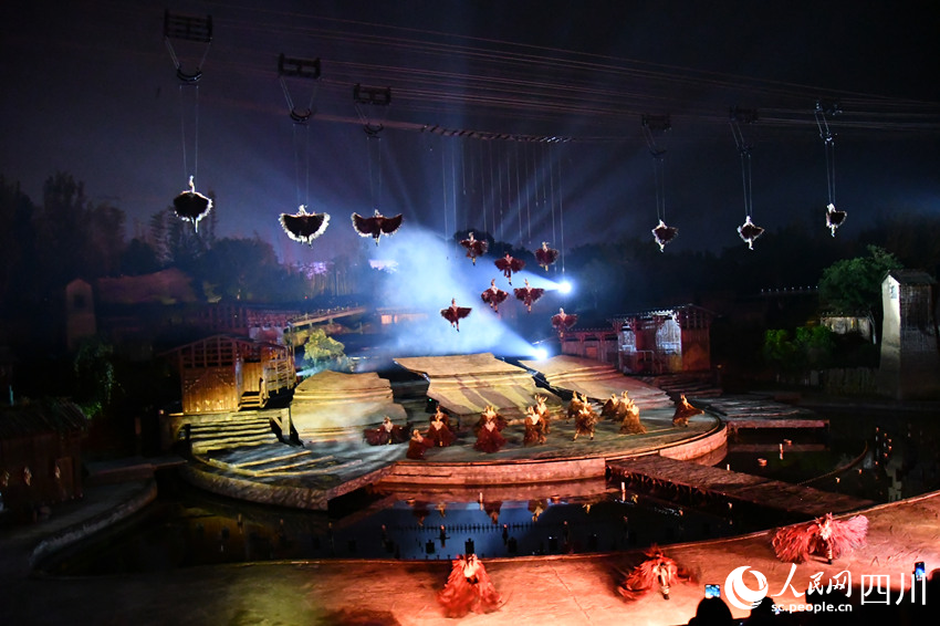 涼山州彝文化風情實景劇《阿惹妞》表演現場。人民網 王洪江攝