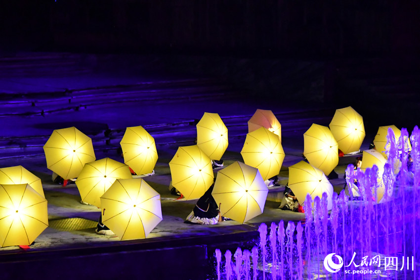 涼山州彝文化風情實景劇《阿惹妞》表演現場。人民網 王洪江攝