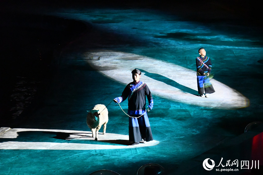 涼山州彝文化風情實景劇《阿惹妞》表演現場。人民網 王洪江攝