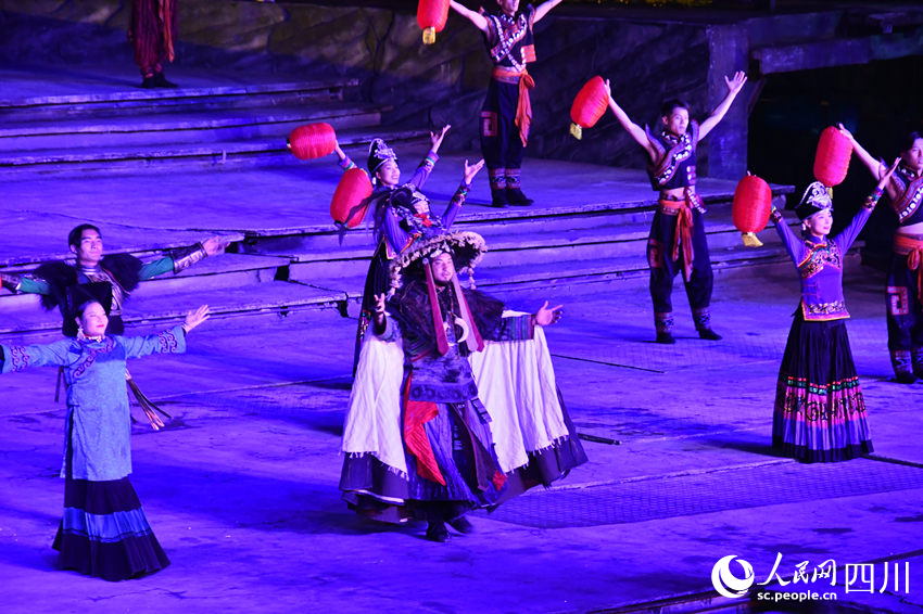 涼山州彝文化風情實景劇《阿惹妞》表演現場。人民網 王洪江攝
